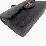 Sort small classic flap bag taske fra brand: CHANEL - We Do Vintage
