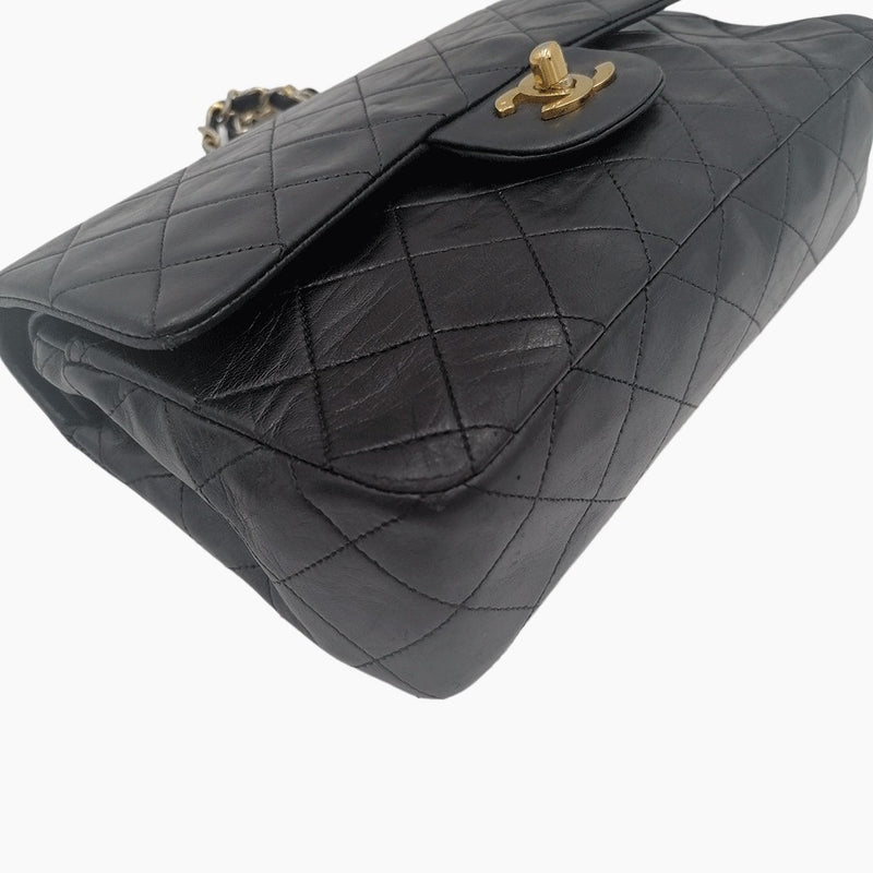 Sort small classic flap bag taske fra brand: CHANEL - We Do Vintage