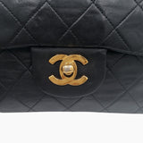 Sort small classic flap bag taske fra brand: CHANEL - We Do Vintage
