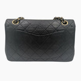 Sort small classic flap bag taske fra brand: CHANEL - We Do Vintage