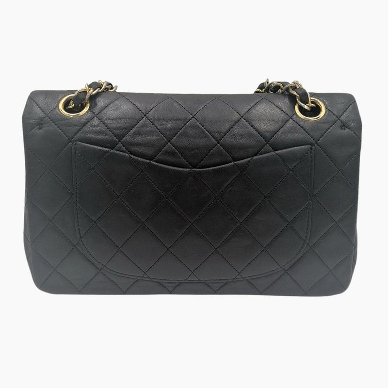 Sort small classic flap bag taske fra brand: CHANEL - We Do Vintage