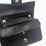 Sort small classic flap bag taske fra brand: CHANEL - We Do Vintage