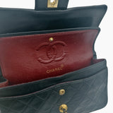 Sort small classic flap bag taske fra brand: CHANEL - We Do Vintage