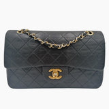 Sort small classic flap bag taske fra brand: CHANEL - We Do Vintage