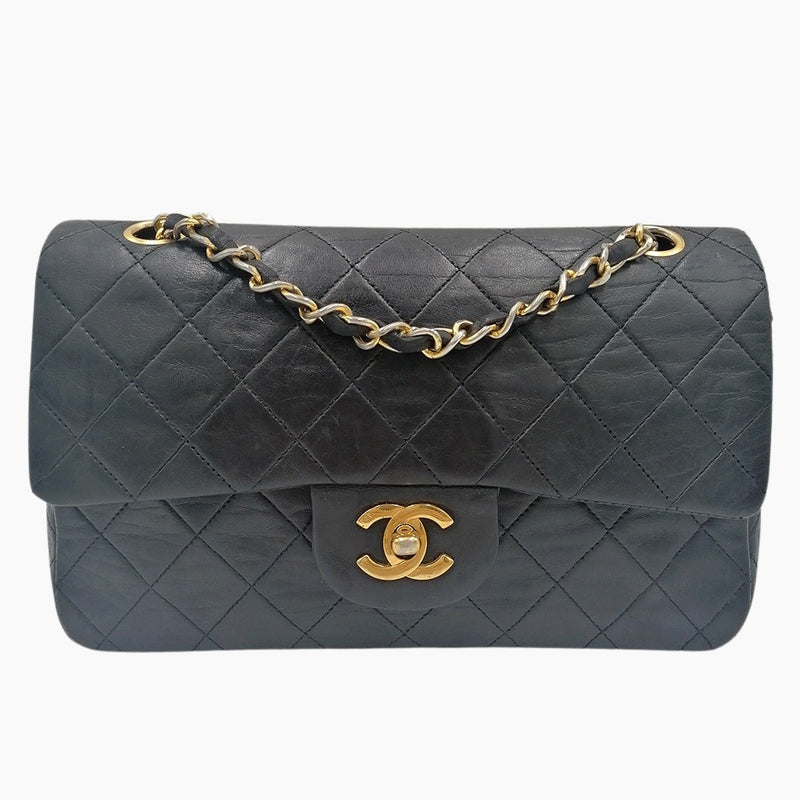 Sort small classic flap bag taske fra brand: CHANEL - We Do Vintage