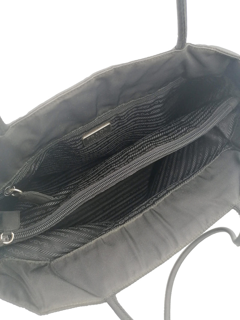 Sort large Nylon shoulder bag taske fra brand: PRADA - We Do Vintage