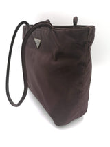Brun small nylon shoulder bag taske fra brand: PRADA - We Do Vintage