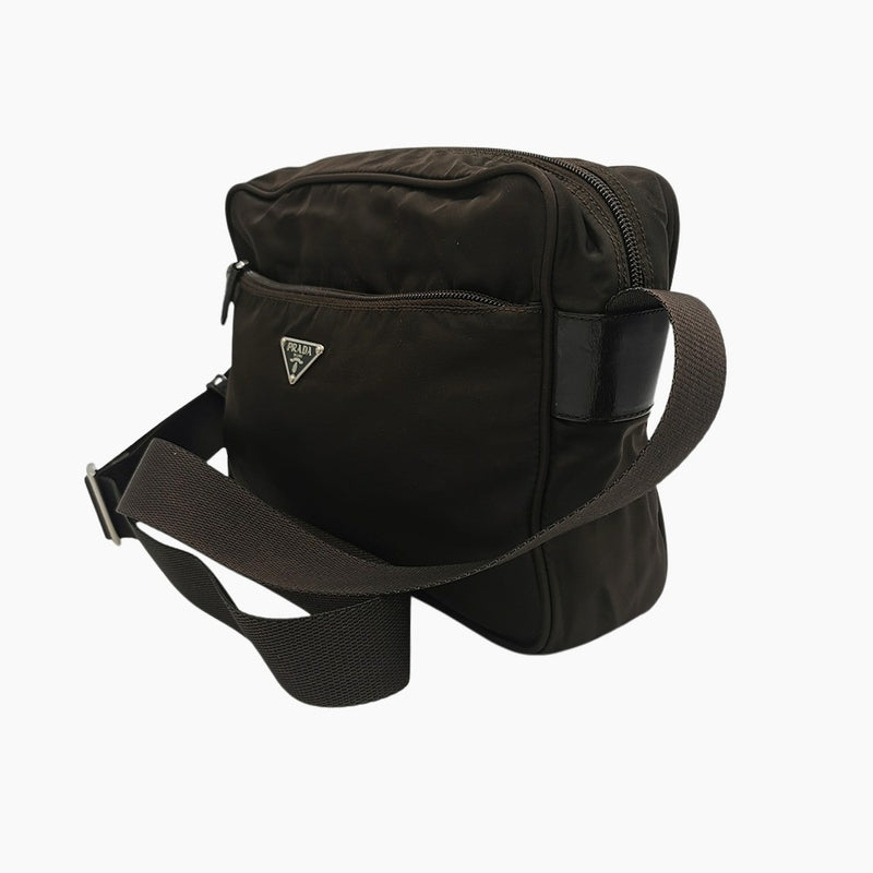 Brun nylon crossbody taske fra brand: PRADA - We Do Vintage