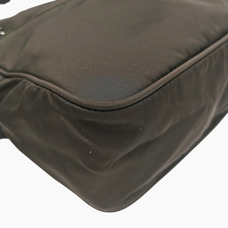 Brun nylon crossbody taske fra brand: PRADA - We Do Vintage