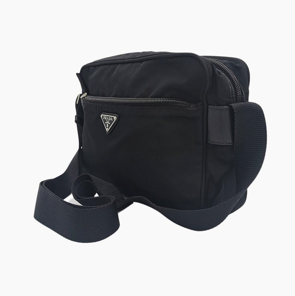 Sort nylon crossbody taske fra brand: PRADA - We Do Vintage