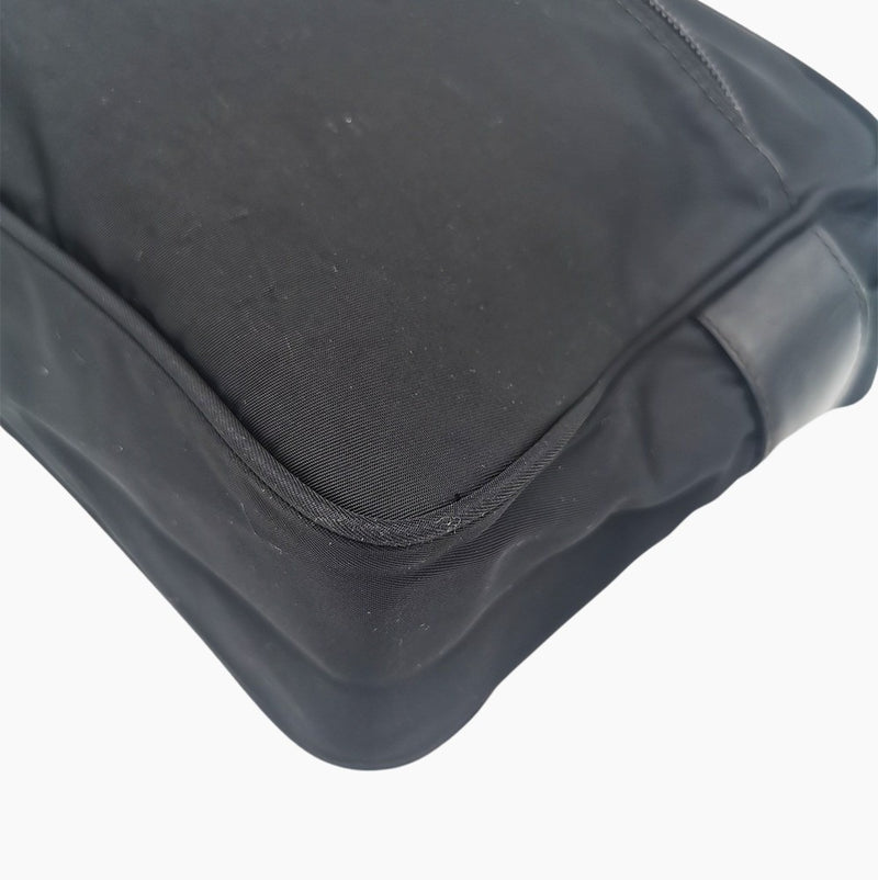 Sort nylon crossbody taske fra brand: PRADA - We Do Vintage