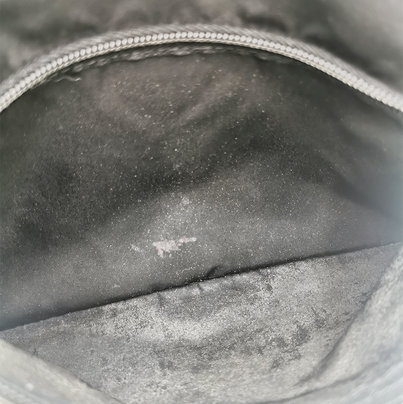 Sort nylon crossbody taske fra brand: PRADA - We Do Vintage