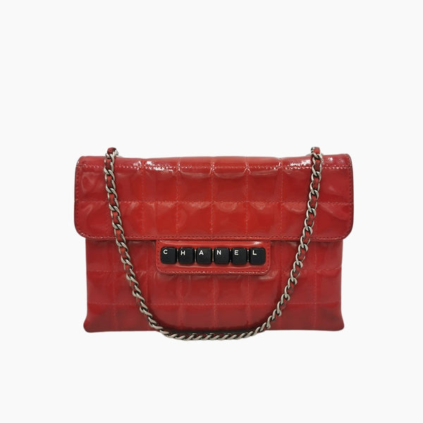 patent chocolate bar taske fra brand: CHANEL - We Do Vintage
