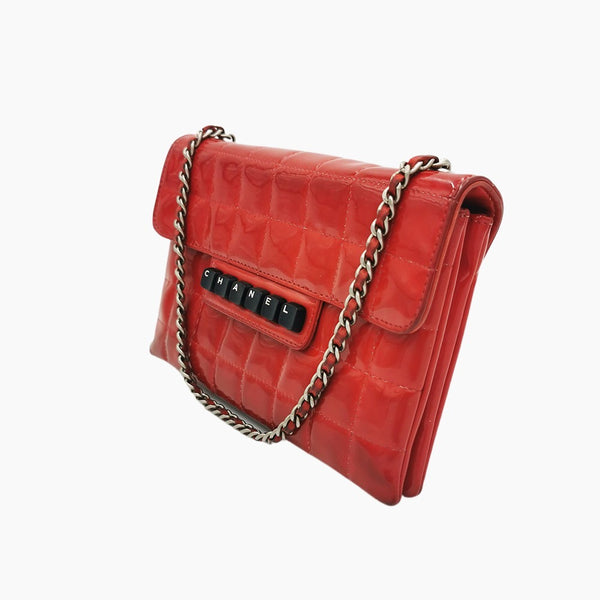 patent chocolate bar taske fra brand: CHANEL - We Do Vintage