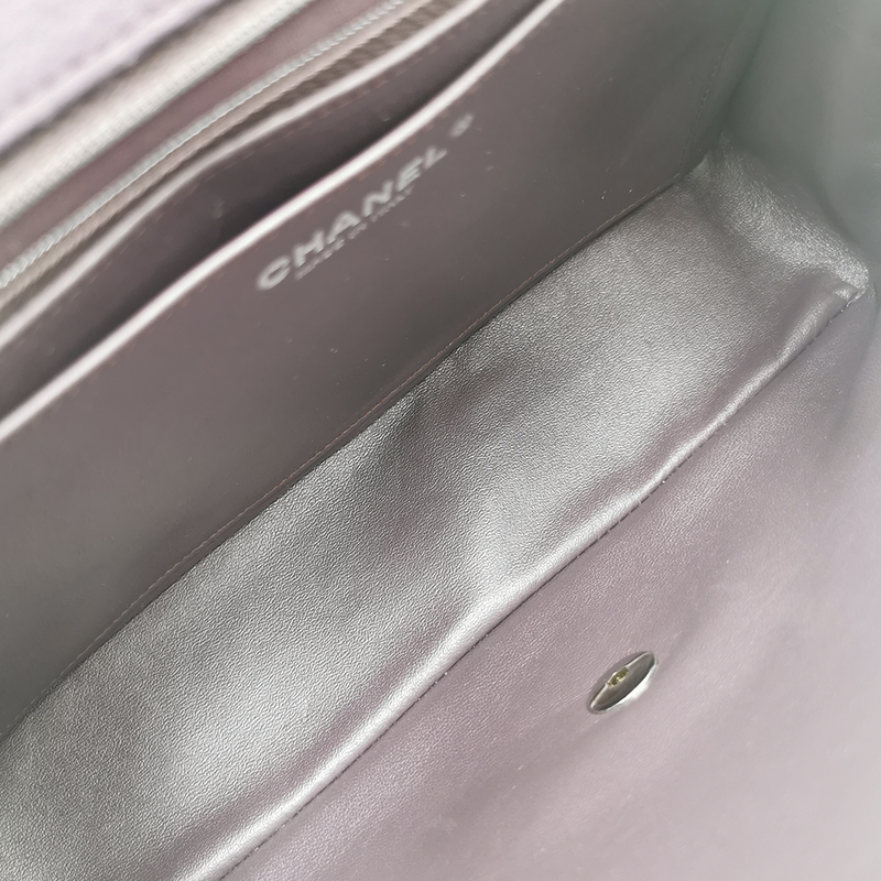 Mørk Lilla jersey classic flap bag jumbo taske fra brand: CHANEL - We Do Vintage