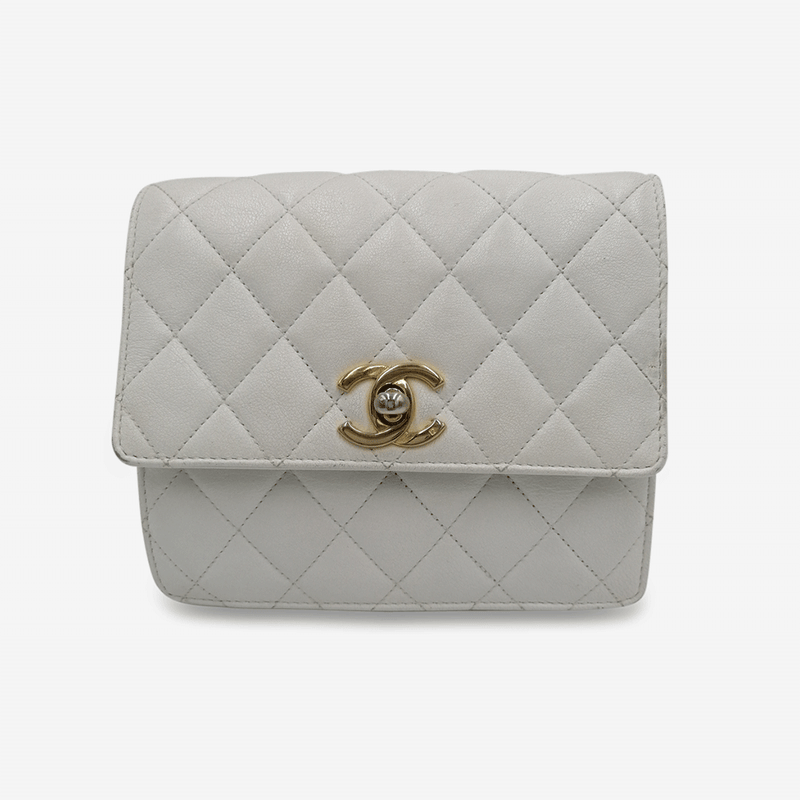 Hvid classic CC beltbag taske fra brand: CHANEL - We Do Vintage