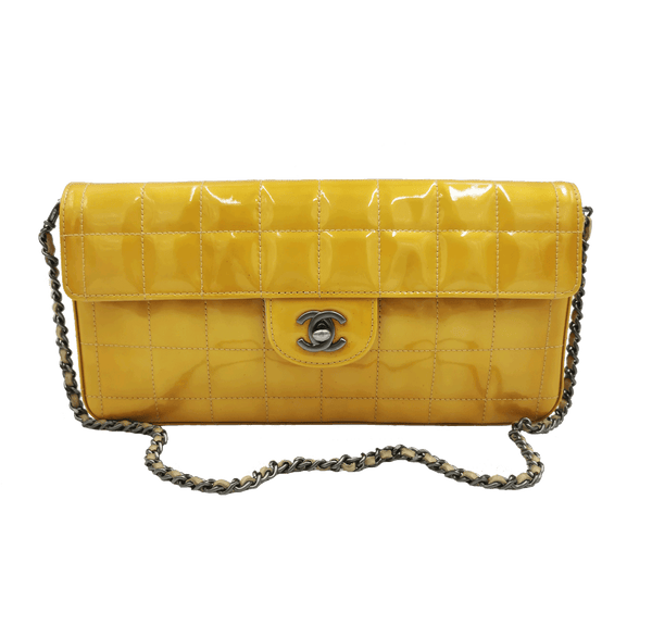 Gul patent east west chocolate bar taske fra brand: CHANEL - We Do Vintage