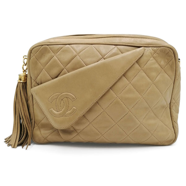 Beige Quilted Camera bag taske fra brand: CHANEL - We Do Vintage