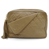 Beige Quilted Camera bag taske fra brand: CHANEL - We Do Vintage