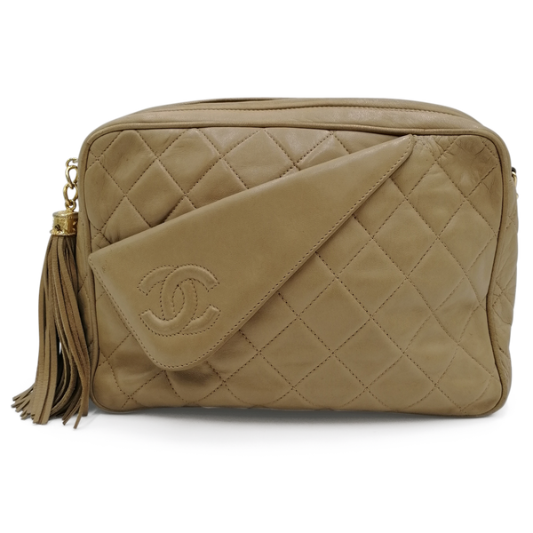 Beige Quilted Camera bag taske fra brand: CHANEL - We Do Vintage