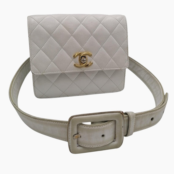 Hvid classic CC beltbag taske fra brand: CHANEL - We Do Vintage
