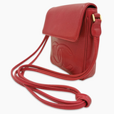 Rød vintage CC crossbody taske fra brand: CHANEL - We Do Vintage