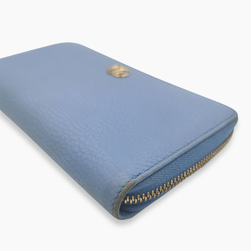 Lyseblå zip around wallet taske fra brand: GUCCI - We Do Vintage