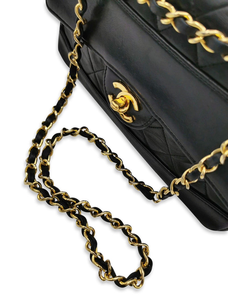 Sort Single Flap small m. pung taske fra brand: CHANEL - We Do Vintage