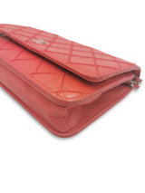 Rød quilted lambskin WOC taske fra brand: CHANEL - We Do Vintage