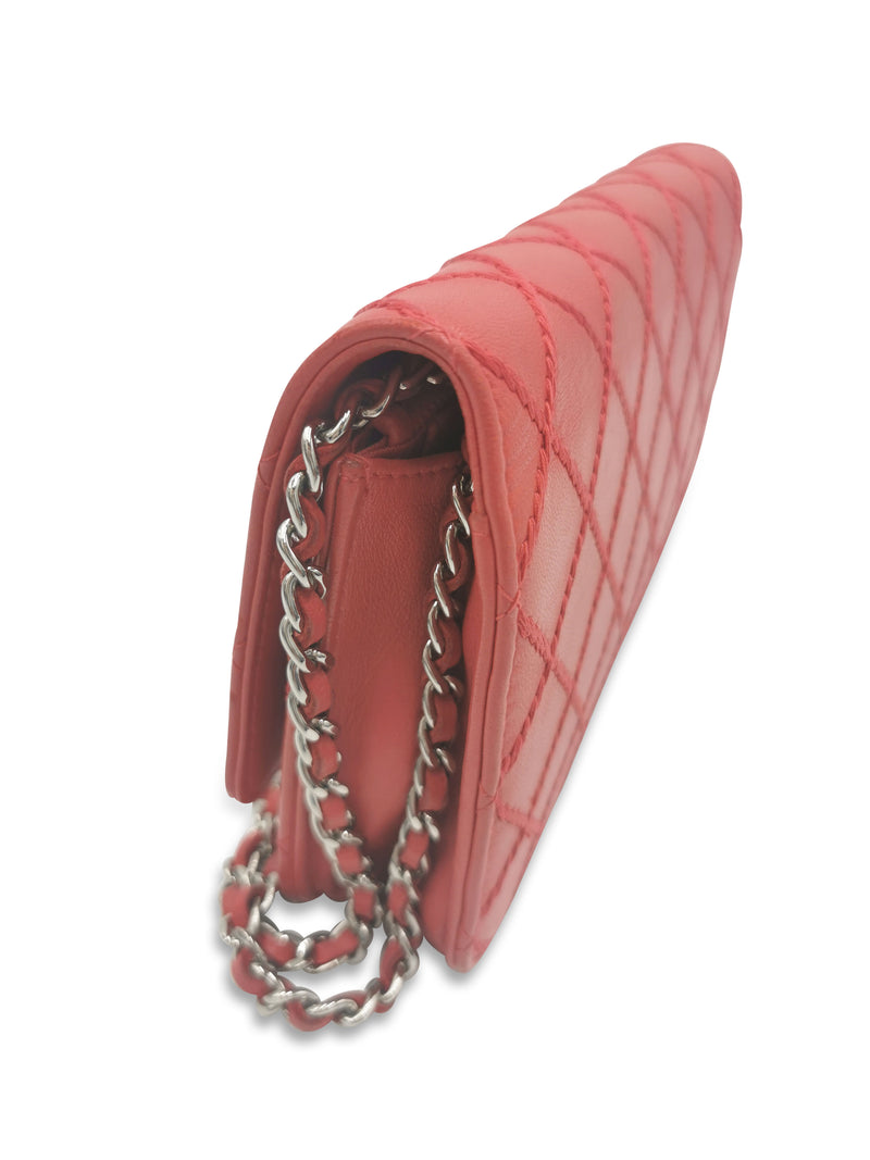 Rød quilted lambskin WOC taske fra brand: CHANEL - We Do Vintage