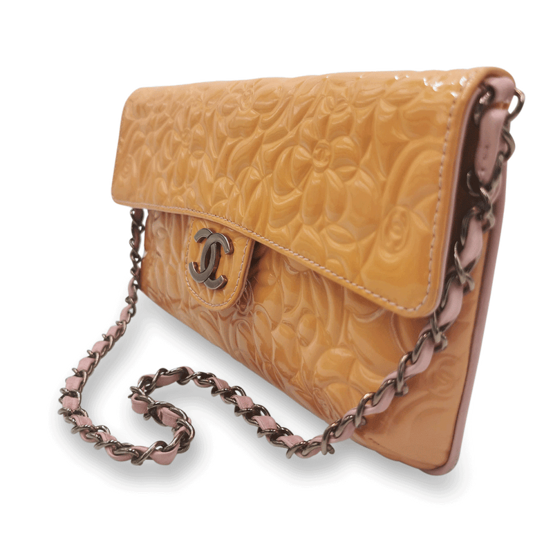 Orange Camellia patent flap bag taske fra brand: CHANEL - We Do Vintage