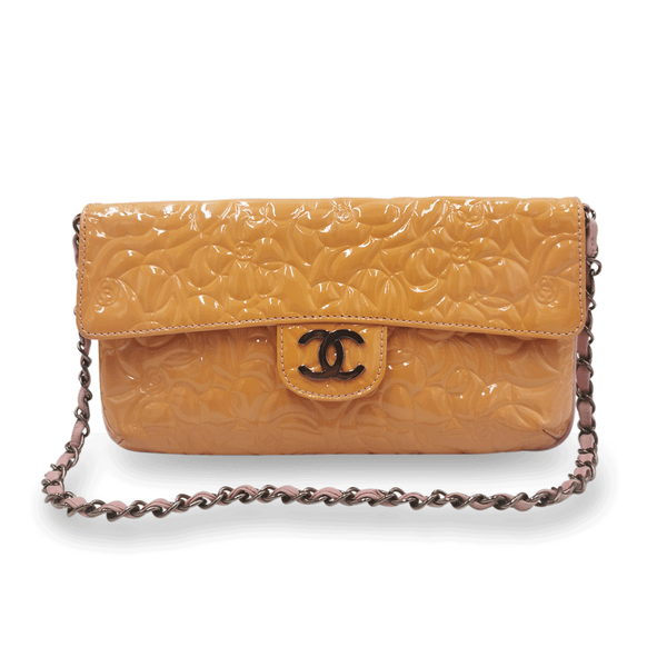 Orange Camellia patent flap bag taske fra brand: CHANEL - We Do Vintage