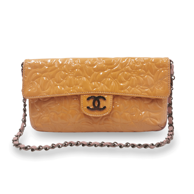 Orange Camellia patent flap bag taske fra brand: CHANEL - We Do Vintage