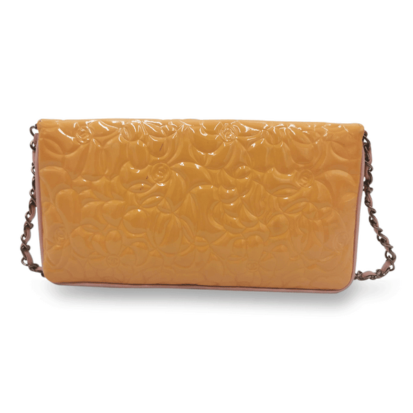 Orange Camellia patent flap bag taske fra brand: CHANEL - We Do Vintage
