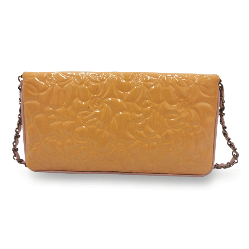Orange Camellia patent flap bag taske fra brand: CHANEL - We Do Vintage