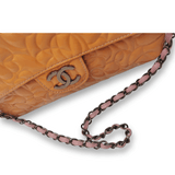 Orange Camellia patent flap bag taske fra brand: CHANEL - We Do Vintage