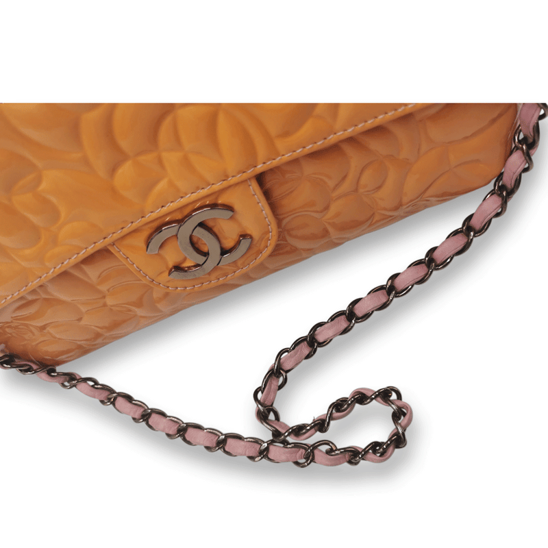 Orange Camellia patent flap bag taske fra brand: CHANEL - We Do Vintage