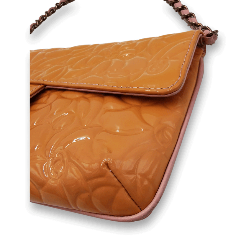 Orange Camellia patent flap bag taske fra brand: CHANEL - We Do Vintage