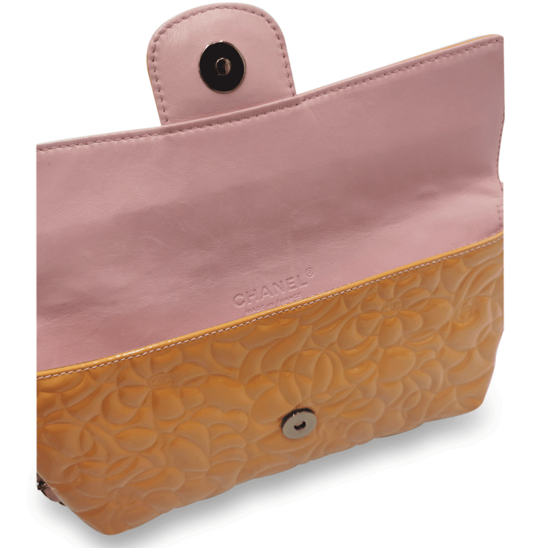 Orange Camellia patent flap bag taske fra brand: CHANEL - We Do Vintage