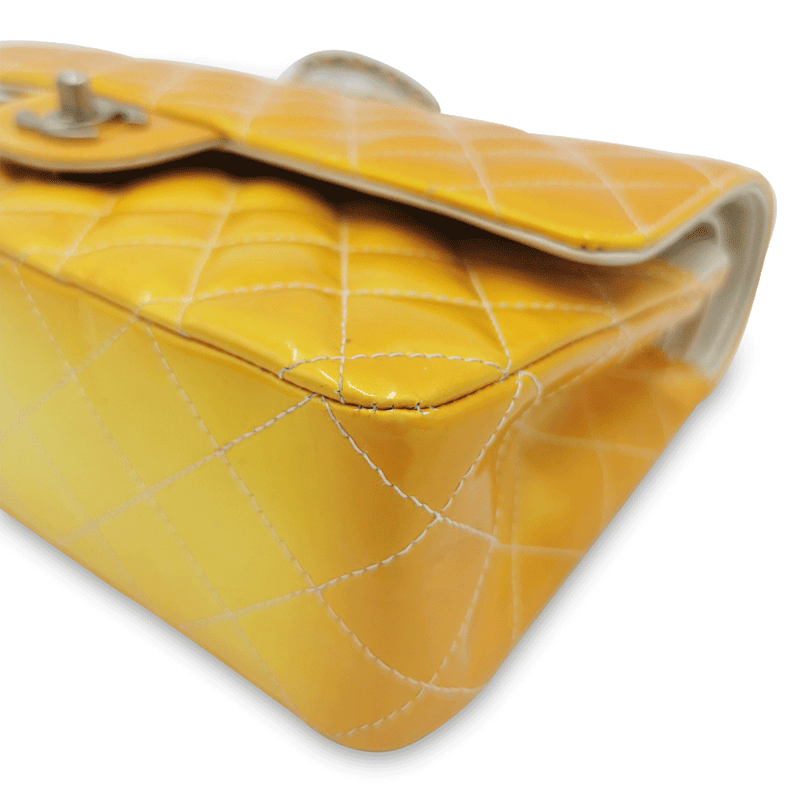 Orange Patent Classic flap medium taske fra brand: CHANEL - We Do Vintage