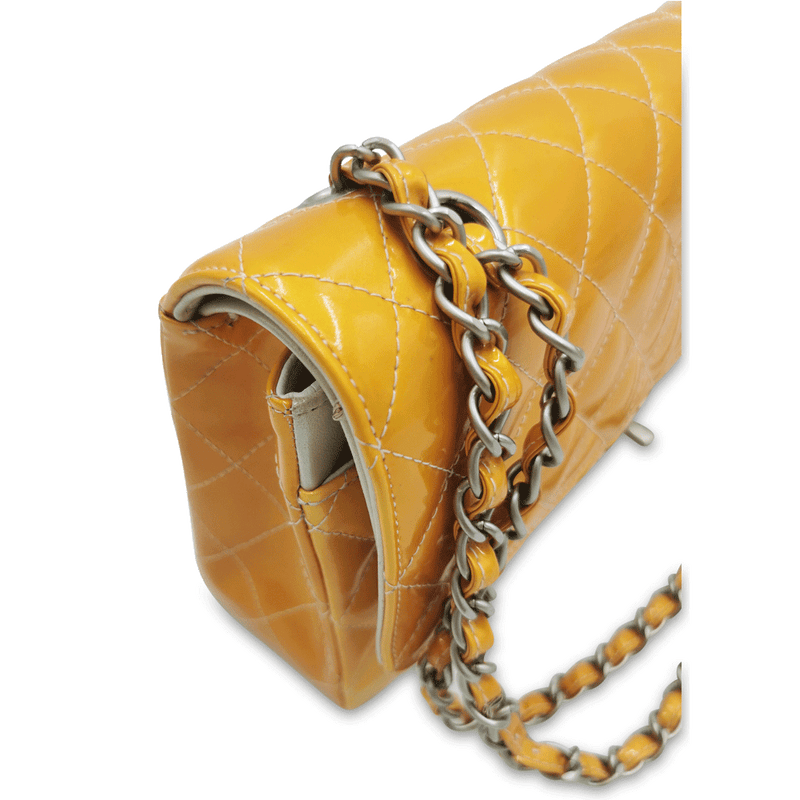 Orange Patent Classic flap medium taske fra brand: CHANEL - We Do Vintage