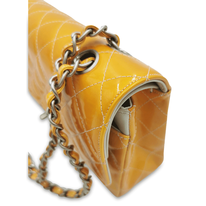 Orange Patent Classic flap medium taske fra brand: CHANEL - We Do Vintage