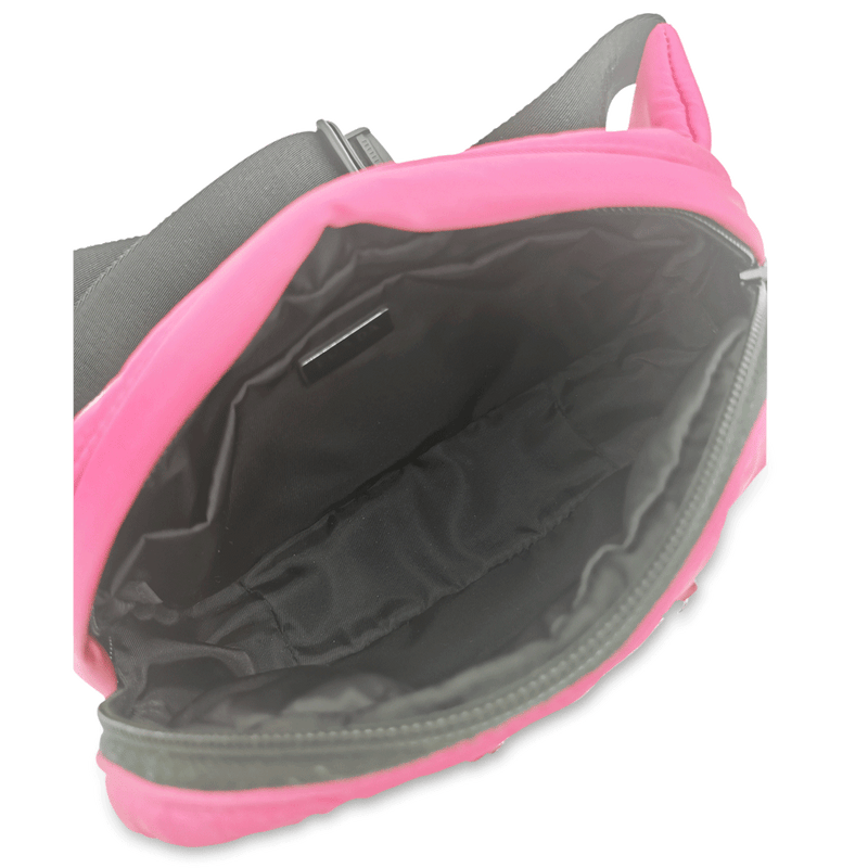 Fuxia pink nylon bæltetaske taske fra brand: PRADA - We Do Vintage