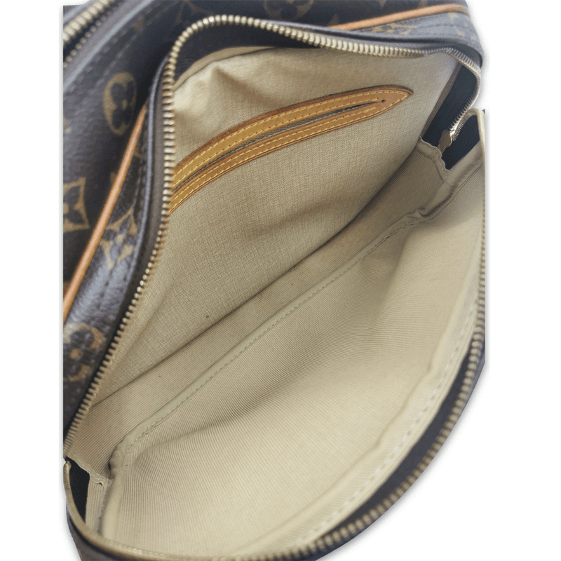 Monogram Canvas Reporter PM taske fra brand: LOUIS VUITTON - We Do Vintage