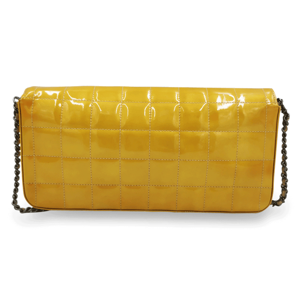 Gul patent east west chocolate bar taske fra brand: CHANEL - We Do Vintage