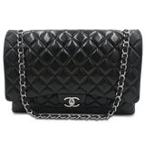 Sort Maxi Classic double flap taske fra brand: CHANEL - We Do Vintage