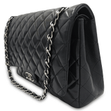 Sort Maxi Classic double flap taske fra brand: CHANEL - We Do Vintage