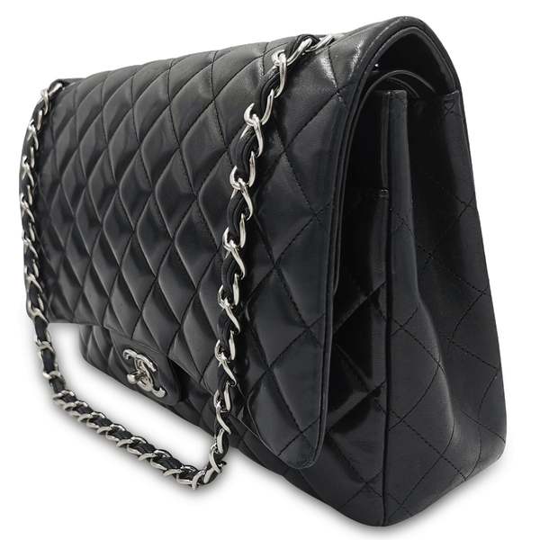 Sort Maxi Classic double flap taske fra brand: CHANEL - We Do Vintage