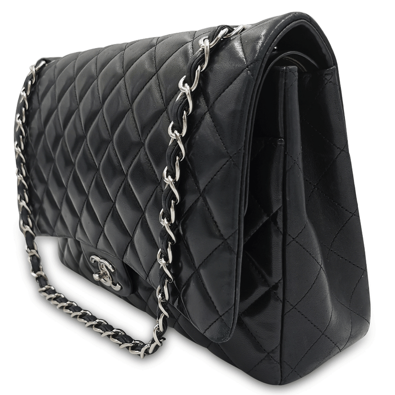 Sort Maxi Classic double flap taske fra brand: CHANEL - We Do Vintage