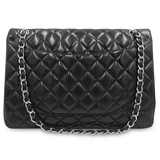 Sort Maxi Classic double flap taske fra brand: CHANEL - We Do Vintage